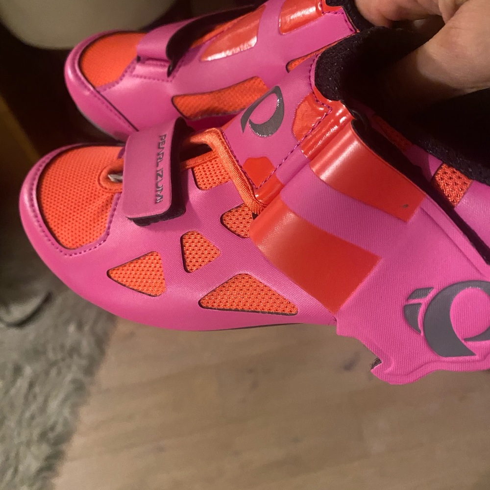 NWOB Pearl Izumi women’s cycling shoes! NEVER WORN! My loss is your gain:)